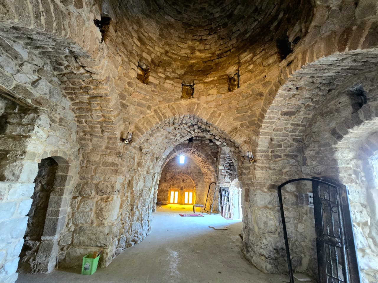 ترميم وإصلاح المقام من الداخل بعد تخريبه وحرق ضريح النبي شمعون الصفا. (أحمد منتش - النهار)