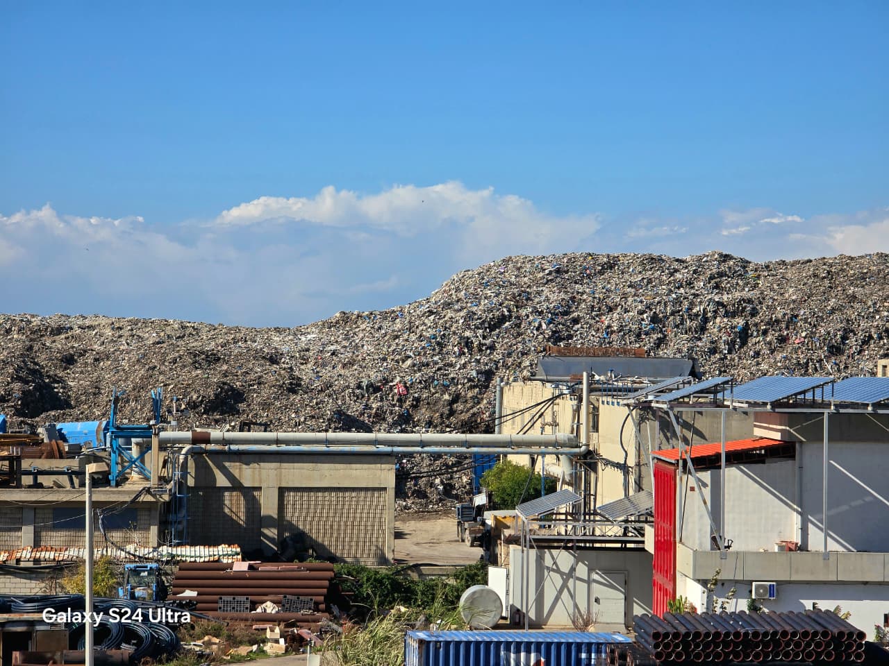 النفايات في المعمل (أحمد منتش).