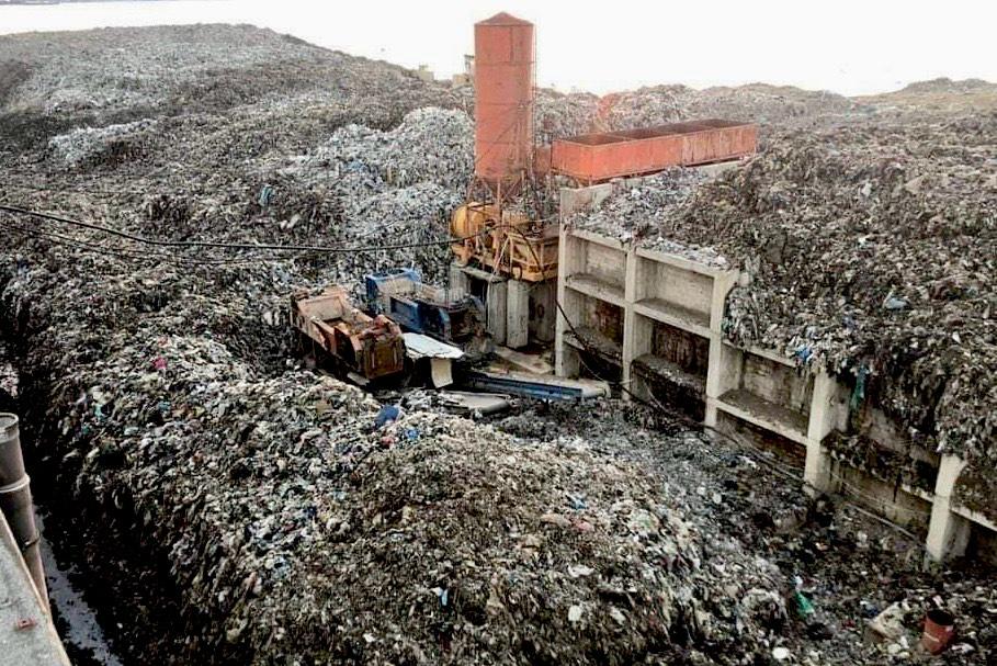 النفايات في المعمل (أحمد منتش).