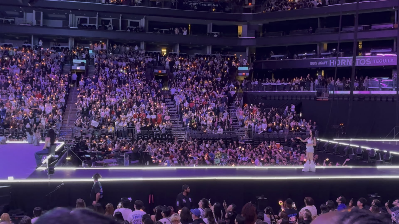 تشايونغ تعترف بقميص رايدرز الخاص بي وتلوح لها! فينيكس، أريزونا