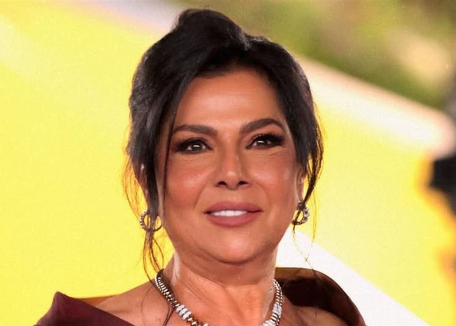 لقطة إنسانية لافتة خطفت أنظار.. صباح الجزائري تقبّل يد منى واصف (فيديو) image