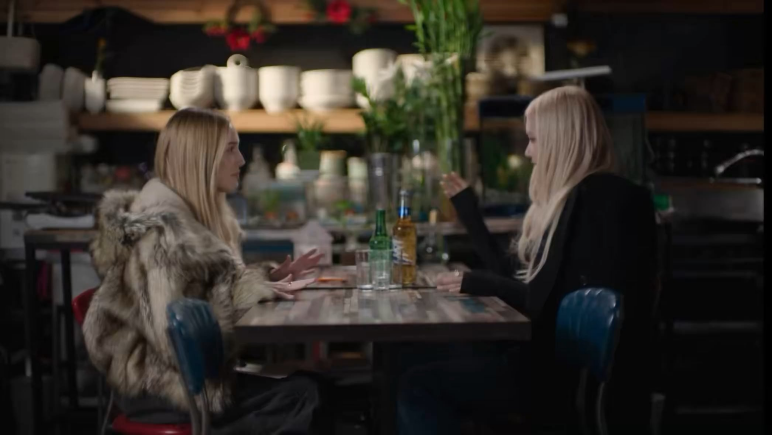 روزي تعلم أليكس كوبر كيفية صنع كوكتيل كوري في برنامج "Call Her Daddy"