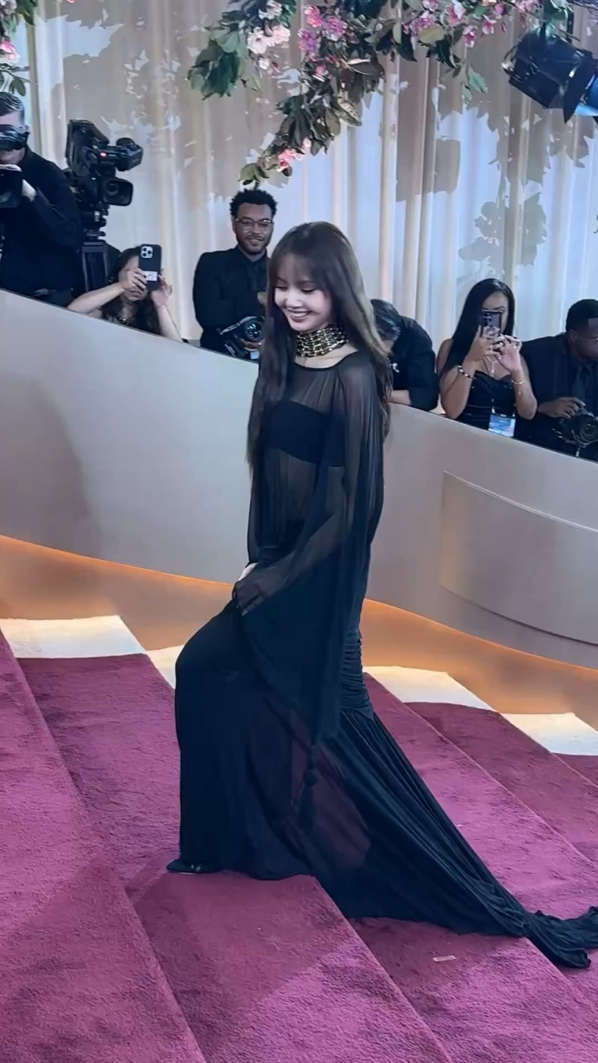 260111 ليزا تصل إلى السجادة الحمراء في حفل توزيع جوائز جولدن جلوب الـ 83