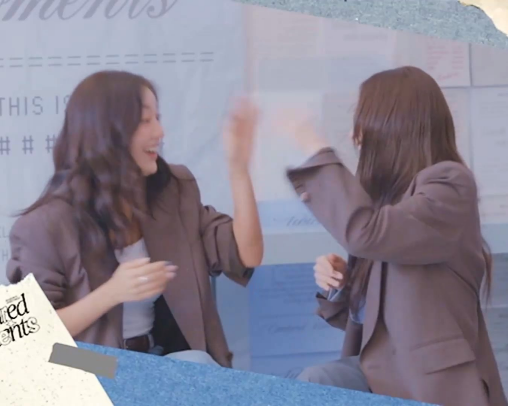 251231 - جيهيو وسانا يلعبان معًا بين جلستين لالتقاط الصور