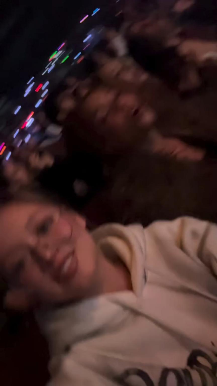 260123 تحديث قصة إنستغرام لـ imjustkendalll (GIRLSET Kendall) - الفتيات يغنين مع أغنية "I Got You" في حفل TWICE الليلة الماضية