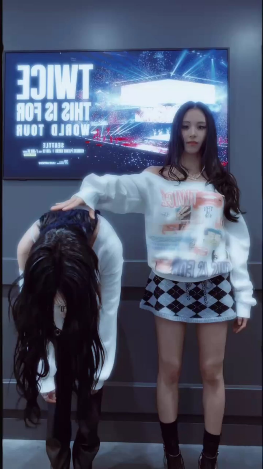 260115 تحديث تويتر - أشياء غريبة في جولة...🫢 (مينا وتشايونغ)