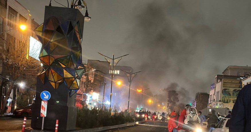 اتساع نطاق الاحتجاجات في إيران.. و"إيران إنترناشيونال" تحدد هويات 16 قتيلاً