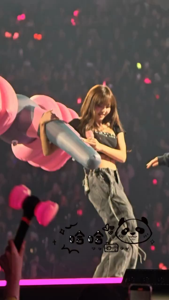 260125 ليزا وروزي مع العملاق بيونج بونج في جولة بلاك بينك العالمية [DEADLINE] في هونج كونج د2