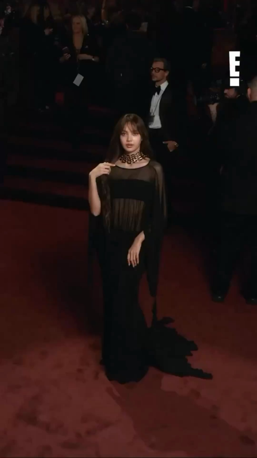 260111 ليزا جلامبوت على السجادة الحمراء لحفل توزيع جوائز جولدن جلوب الـ 83