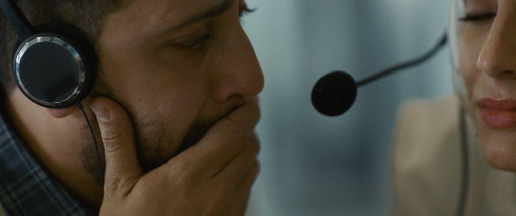 معتز ملحيس وسجى كيلاني يجسدان دور موظفي مركز اتصال يتحدثان عبر الهاتف مع الطفلةهند رجب أثناء تعرضها للهجوم