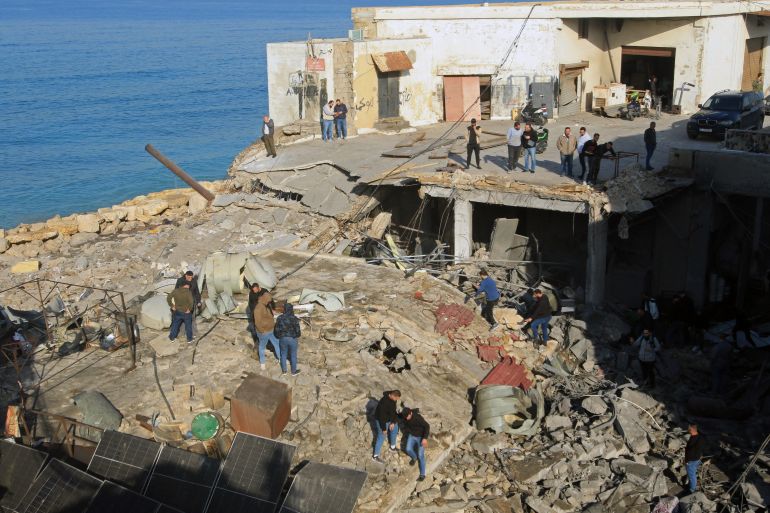 مبنى دمره القصف الإسرائيلي في المنطقة الصناعية ببلدة غازية، بالقرب من مدينة صيدا الساحلية، جنوب لبنان