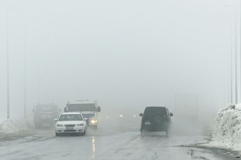 ضباب كثيف يلف الطريق الدولي الرابط بين بيروت ودمشق على ارتفاع 1500 متر