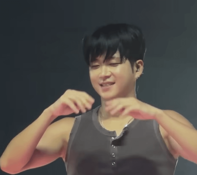 هل يعرف أحد ما هي هذه الراقصة الاحتياطية (هذه للجولة، The Feels)