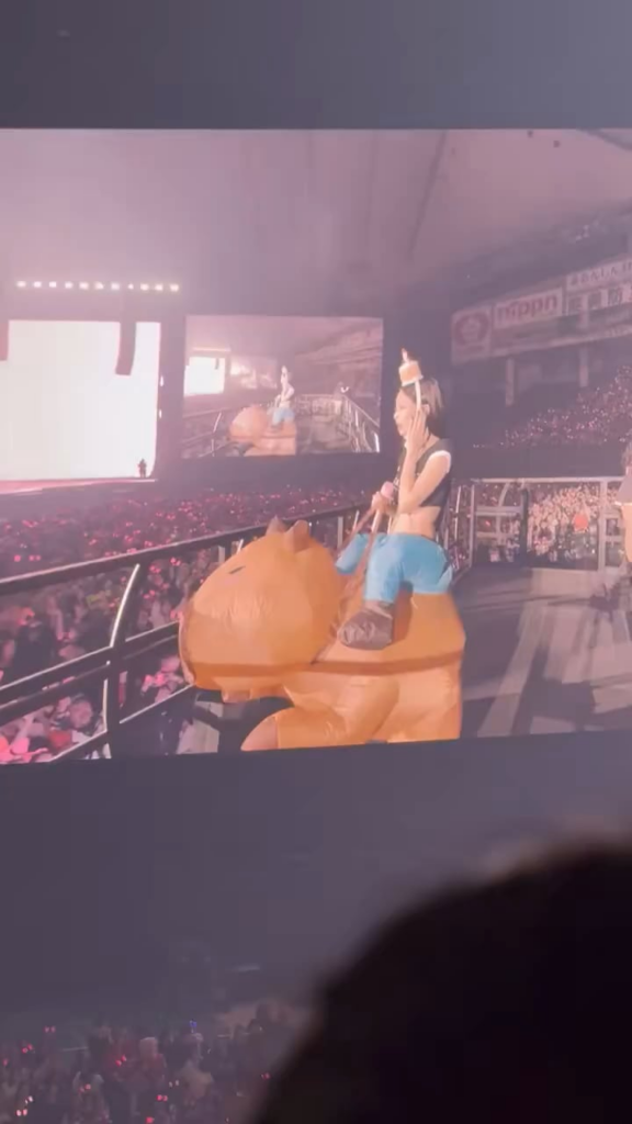 260116 جيني ترتدي زي كابيبارا في جولة BLACKPINK العالمية [DEADLINE] في طوكيو د1