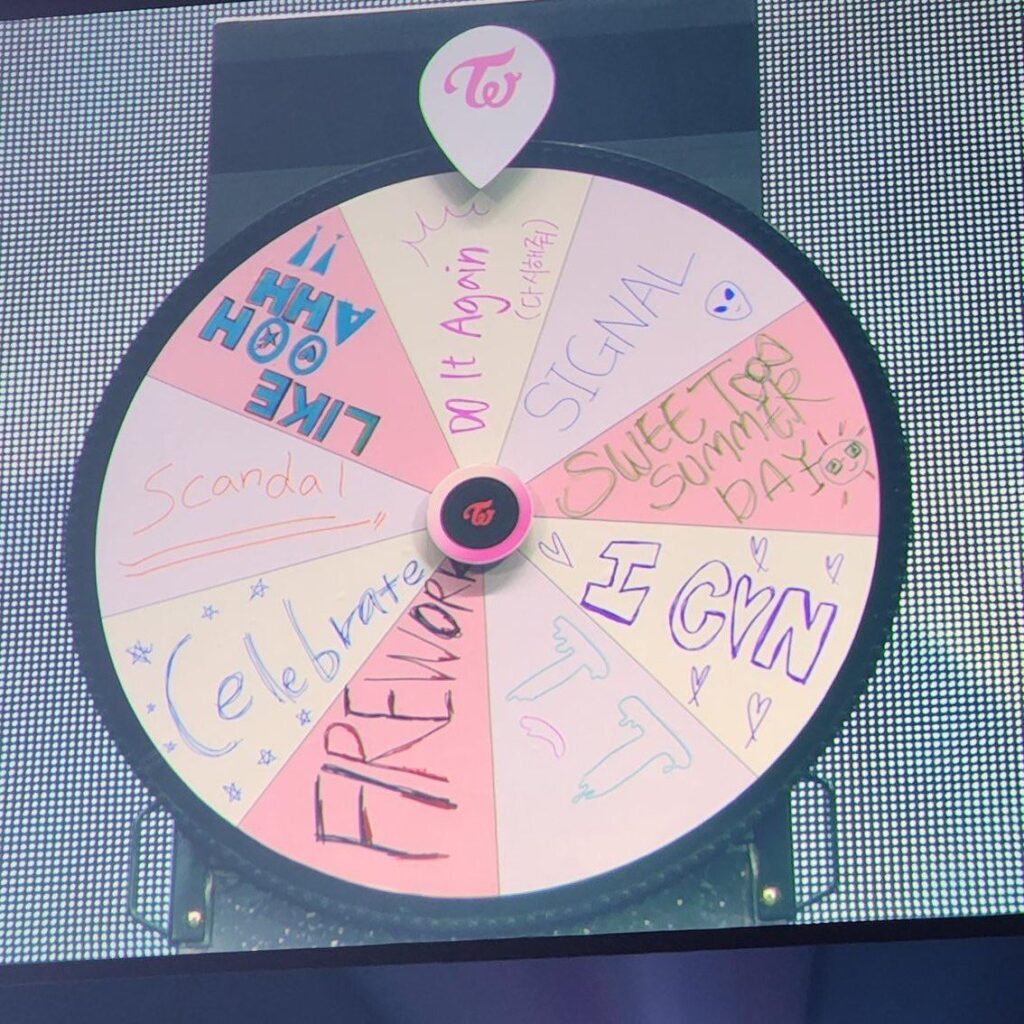 ستؤدي توايس أغنيتين مفاجئتين في عرضك! ما هي الأغاني التي تريدها أن تكون؟