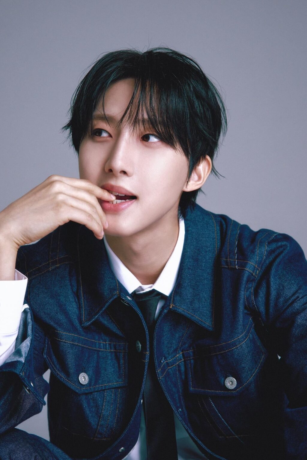 يشارك PENTAGON Hui أفكاره حول "الفصل الثاني" الخاص به بمناسبة الذكرى السنوية العاشرة له، ويلقي نظرة على مسيرته المهنية، وأكثر مسرح له لا يُنسى، وسبب اختياره WithUs Entertainment وخططه المستقبلية كمغني ومنتج "هدفي هو عدم أخذ استراحة هذا العام" @ Sports Chosun (260101)