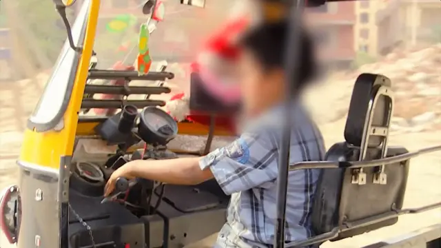 طفل يقود توك توك.