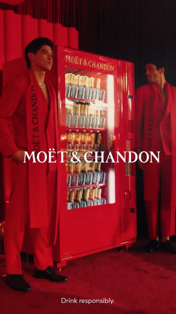 260113 تحديث moetchandon على Instagram - في حفل Golden Globes الثالث والثمانين، قمنا بدعوة أصدقاء المنزل لرفع نخب مع زجاجات Mini Moët، وهو اختيار بهيج قبل مشاركة اللحظات معًا. #ToastWithMoet #MoetChandon @_zyozyo @lizakoshy