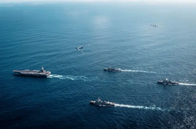 تبحر مجموعة حاملات الطائرات "جيرالد آر. فورد" التابعة للبحرية الأمريكية، والتي تضم حاملة الطائرات الرئيسية "يو إس إس جيرالد آر. فورد"، وحاملات الطائرات "يو إس إس وينستون إس. تشرشل"، و"يو إس إس ماهان"، و"يو إس إس بينبريدج"، بتاريخ 13 نوفمبر/تشرين الثاني 2025