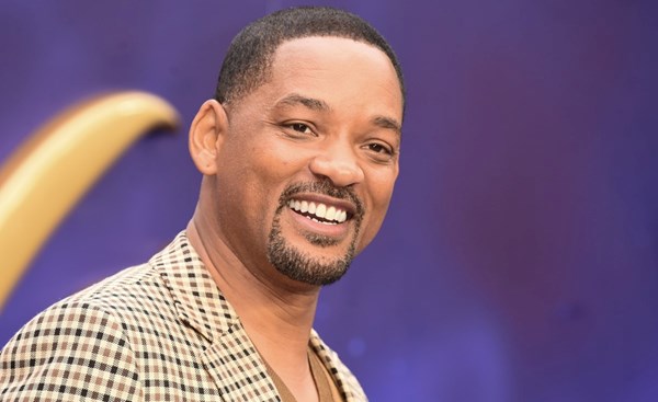 ويل سميث يكشف سراً أمام الأهرامات!