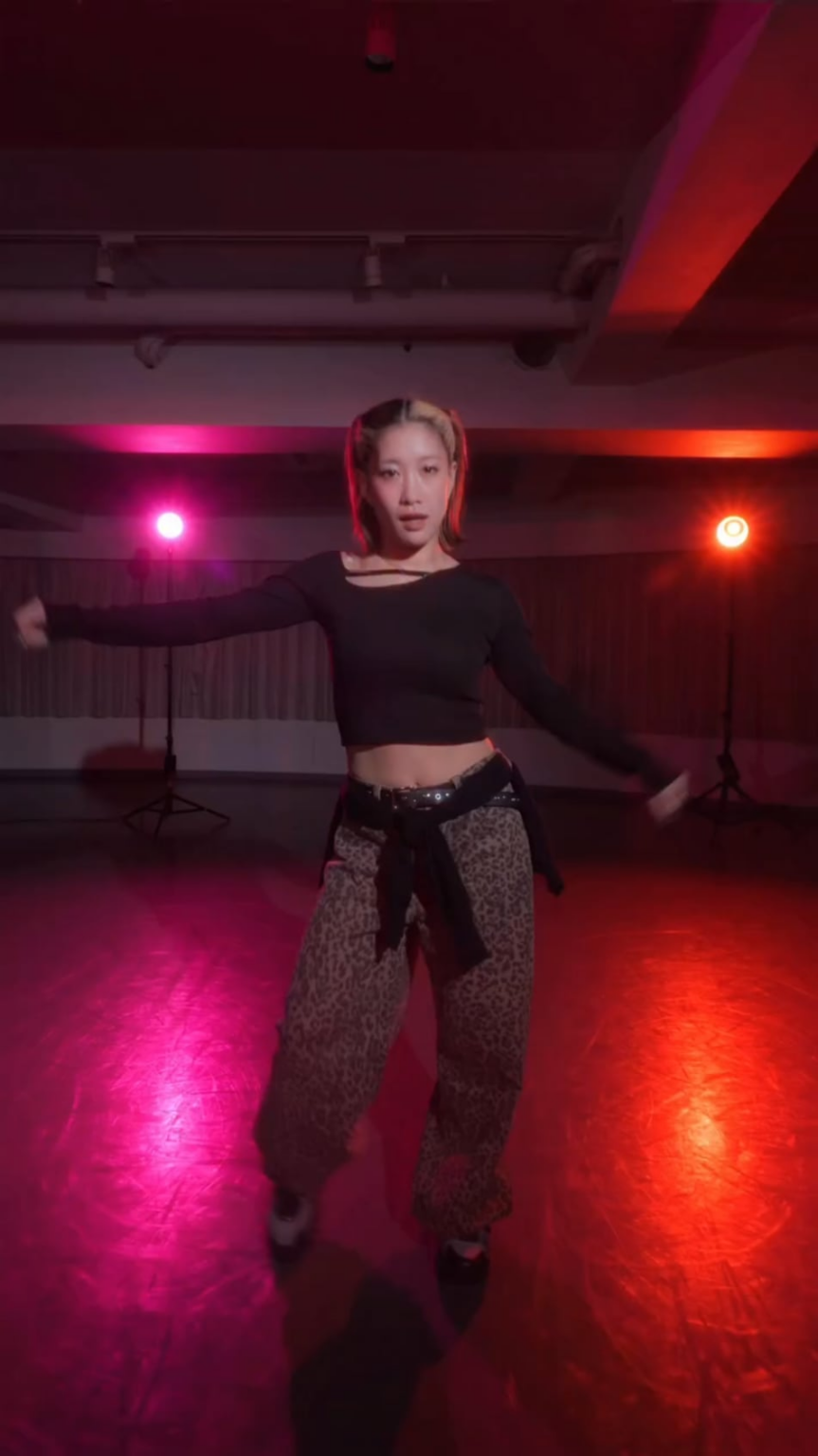 260130 تحديث هانا في الانستقرام - رقصة هانا الذاتية لأغنية مومو "Move Like That"