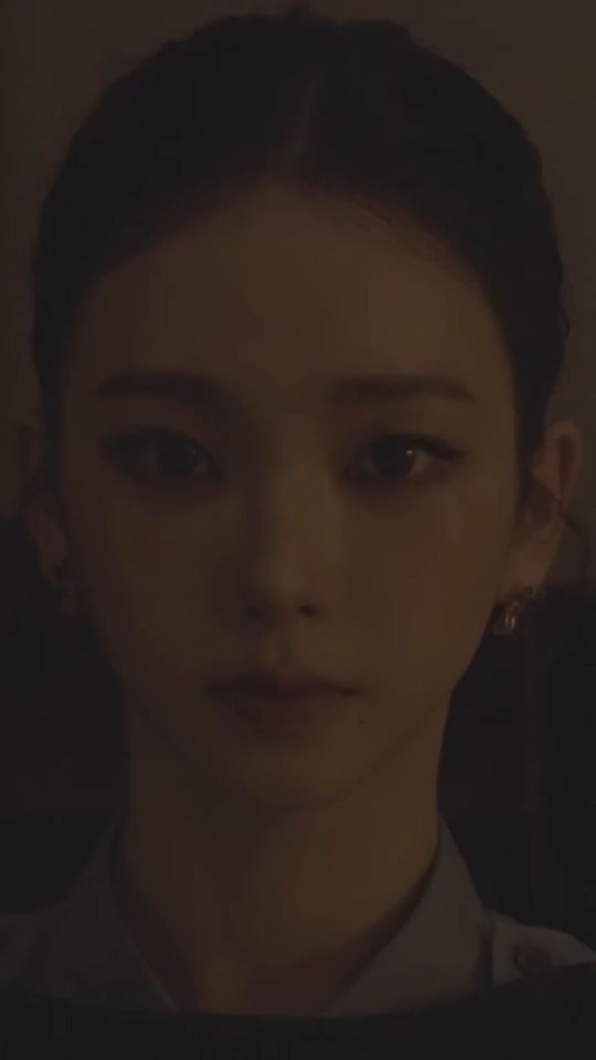 260119 تحديث Esquire Korea على الانستقرام مع كارينا - تم العثور على كارينا التي أصبحت عارضة أزياء في الطريق إلى Fondazione Prada. أينما تقف كارينا، يصبح هذا المكان بمثابة واجهة عرض.