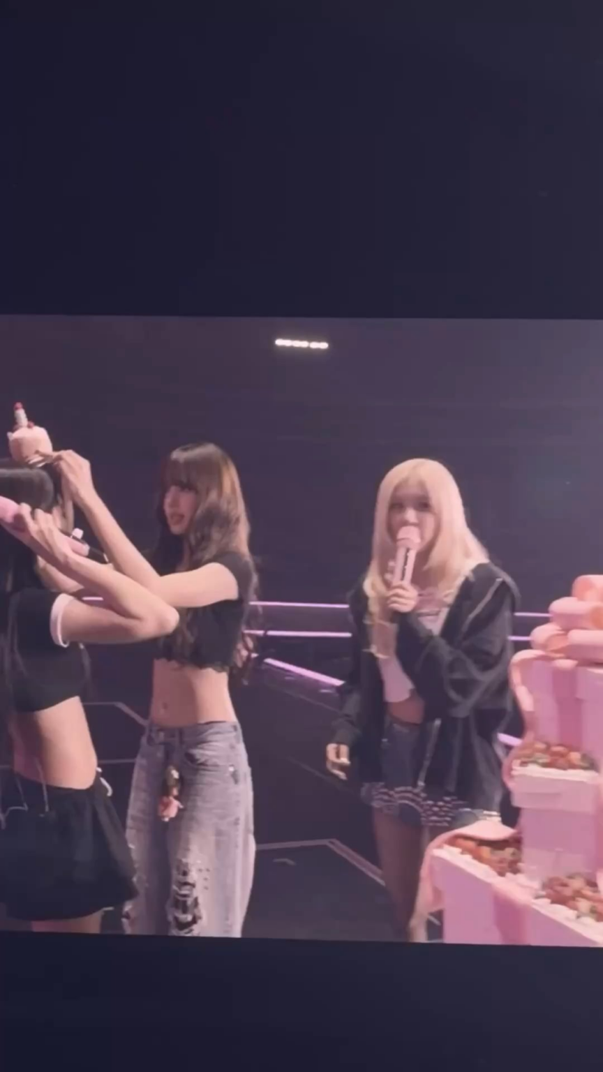 260116 BLACKPINK & BLINKS يحتفلون بعيد ميلاد جيني في جولة BLACKPINK العالمية [DEADLINE] في طوكيو د1