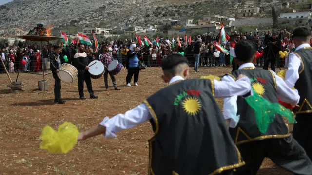أكراد سوريون يرقصون ويحتفلون بعيد النوروز في منطقة عفرين، في 21 مارس/أذار 2025

