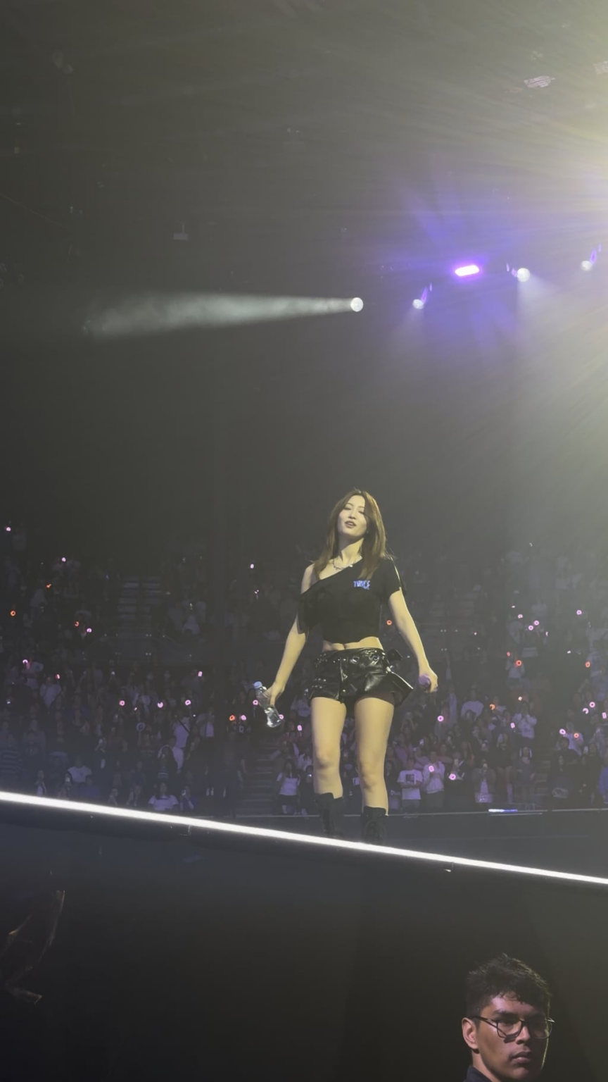 لقد تم رشها بواسطة مومو في الليلة الأولى في لوس أنجلوس 😭