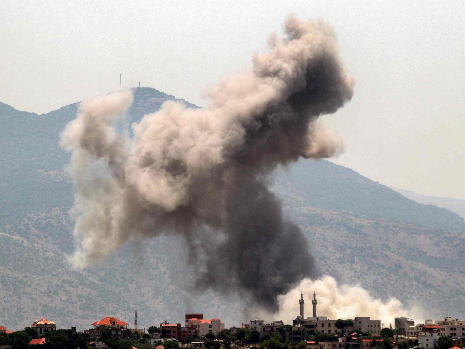 إسرائيل تقصف قرية سحمر في البقاع وتفجر منازل بجنوب لبنان | أخبار