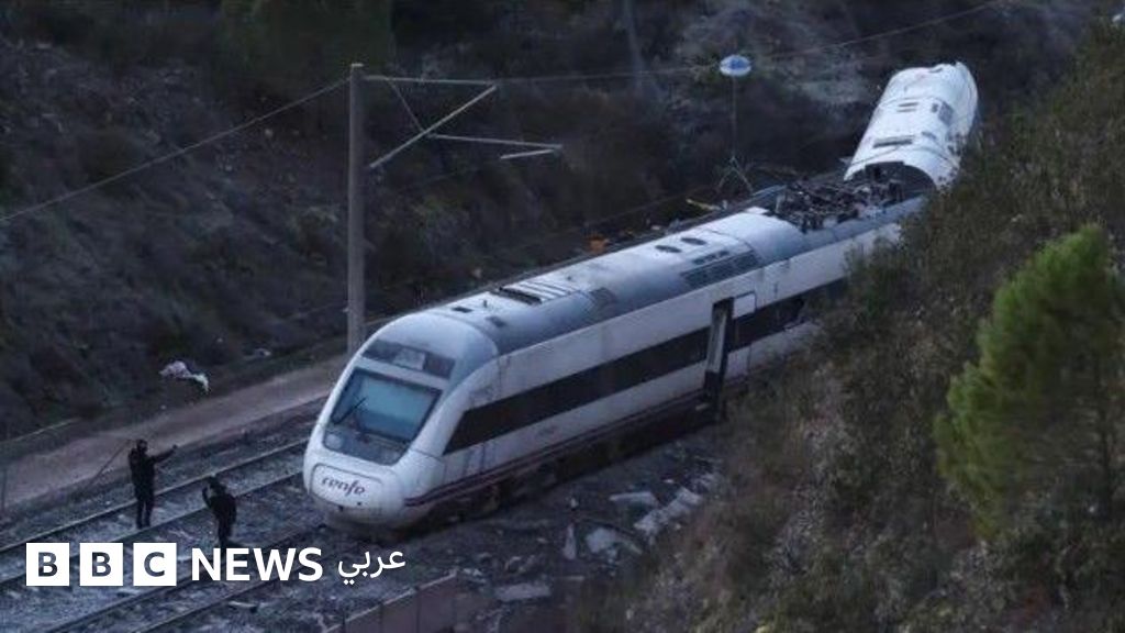 عشرات القتلى والجرحى في "أسوأ" حادث سكك حديدية تشهده إسبانيا منذ أكثر من عقد، وإعلان الحداد لثلاثة أيام