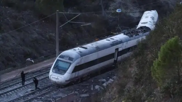 قطار بعد حادث.