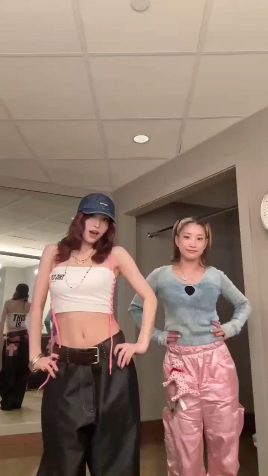 260123 تحديث تويتر مع مومو - كونفيتي مع هانا 🎉