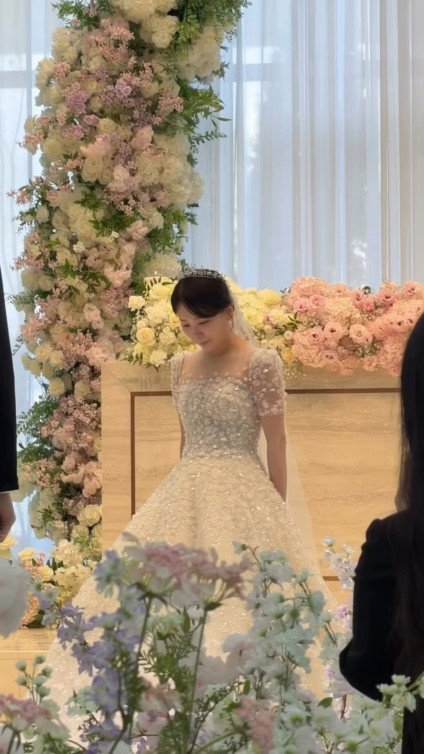 251213 تحديث الإنستقرام minimi_s2 - قمت بإلغاء تحديد أحد العناصر الموجودة في قائمتي: لقد نجحت في أداء رقصة تهنئة ذاتية 👰🏻‍♀️💕