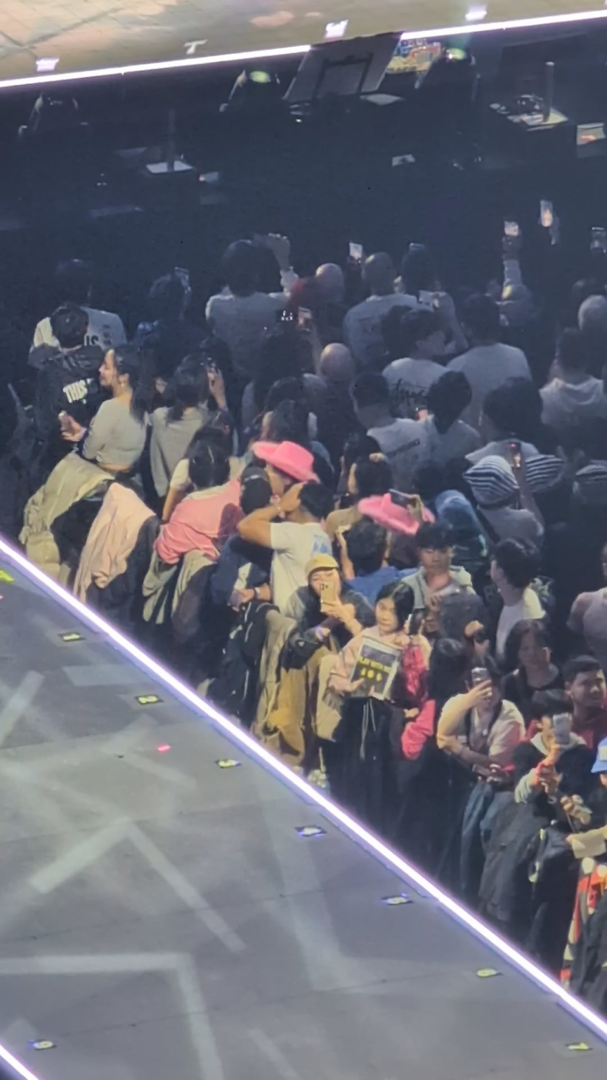 سانا تعيد قبعة المعجبين (حفلة فانكوفر لليوم الثاني)