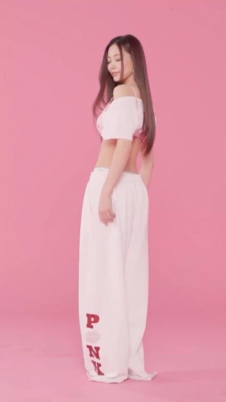 260111 تحديث VSPink على الانستقرام الجميع يقول، "شكرًا لك TZUYU" لإعطائنا شيئًا لنتحدث عنه. 😍