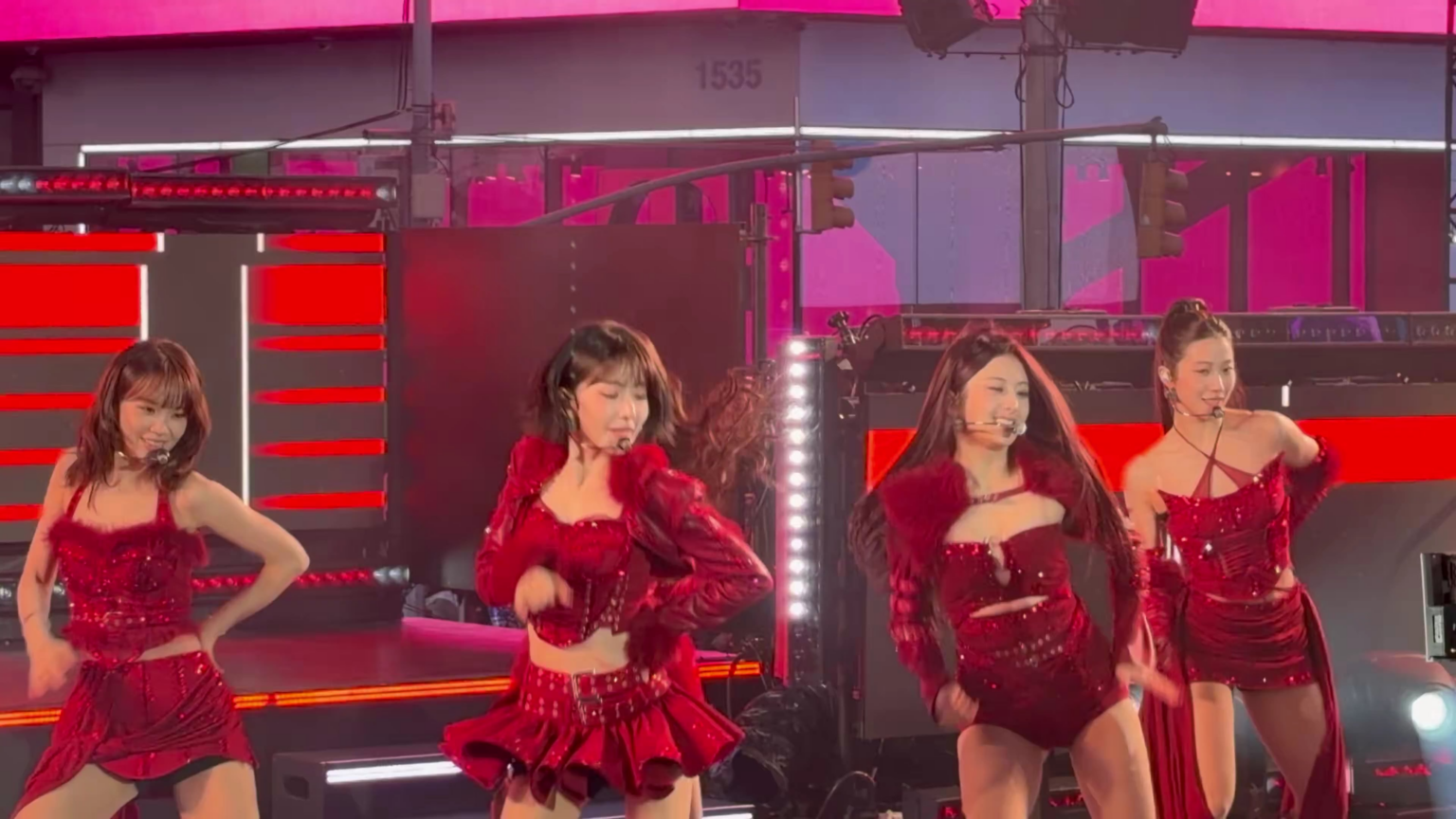 260101 تحديث تويتر في Times Square NYC مع LE SSERAFIM