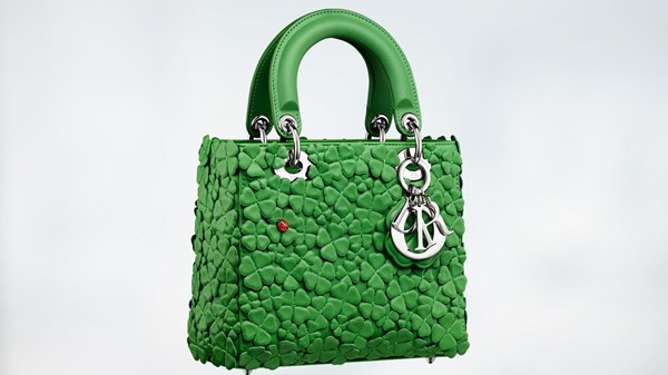 حقيبة «ليدي ديور كلوفر».. ثمرة مهارة حرفية استثنائية