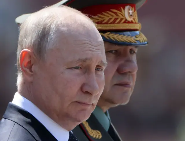 الرئيس الروسي فلاديمير بوتين (يسار) ووزير الدفاع سيرغي شويغو (يمين) في مراسم إحياء يوم الذكرى والحزن (ذكرى الغزو النازي الألماني للاتحاد السوفيتي عام ١٩٤١)، في ٢٢ يونيو/حزيران ٢٠٢٣، في موسكو، روسيا