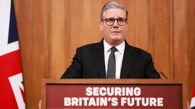 صورة لرئيس الوزراء البريطاني كير ستارمر من مؤتمر صحفي عقدة قبل نشر "الورقة البيضاء"