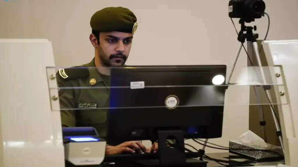 رسمي: السعودية تُلغي هوية الزائر نهائياً… “هوية مقيم” الثورية تنطلق بمزايا خيالية لـ 5 سنوات! رسمي: السعودية تُلغي هوية الزائر نهائياً… "هوية مقيم" الثورية تنطلق بمزايا خيالية لـ 5 سنوات!