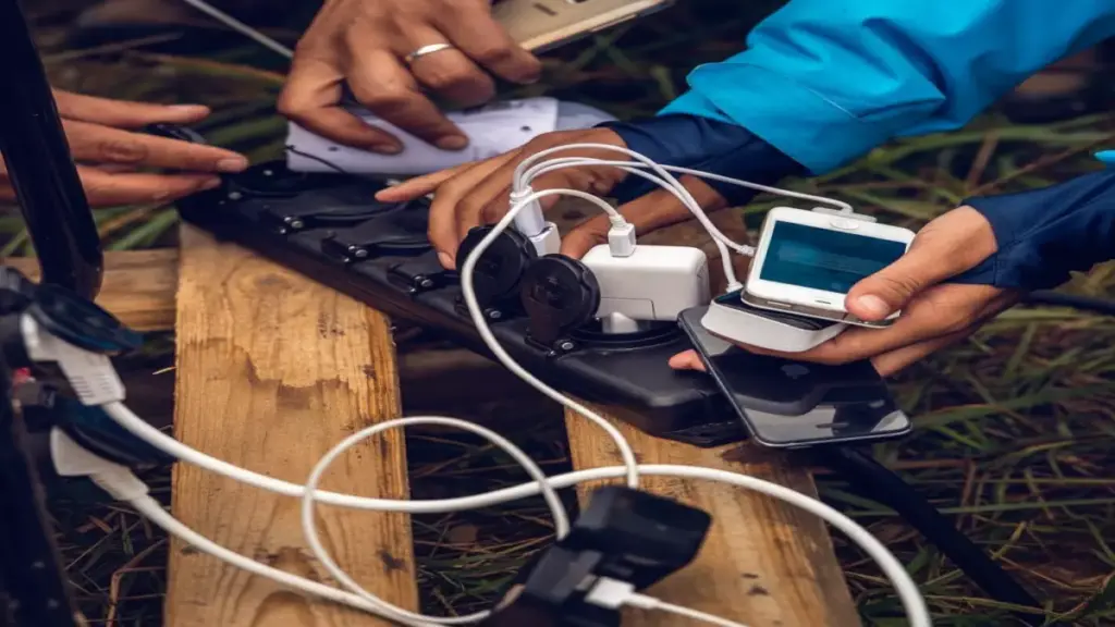 عاجل: شاحن موبايل يقتل أسرة كاملة أثناء النوم – خبير يكشف الطريقة القاتلة التي يستخدمها 90% من الناس! عاجل: شاحن موبايل يقتل أسرة كاملة أثناء النوم - خبير يكشف الطريقة القاتلة التي يستخدمها 90% من الناس!