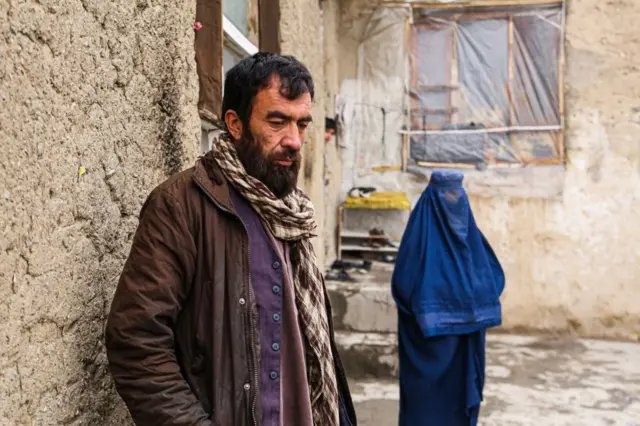 يظهر الأفغاني نيك محمد محمدي (يسار)، 40 عاماً، وزوجته (يمين)، اللذان فقدا طفلهما الرضيع البالغ من العمر ثلاثة أشهر بسبب الفقر والظروف الصعبة، في مقابلة صحفية في كابول، أفغانستان، في 2 فبراير/شباط 2023.