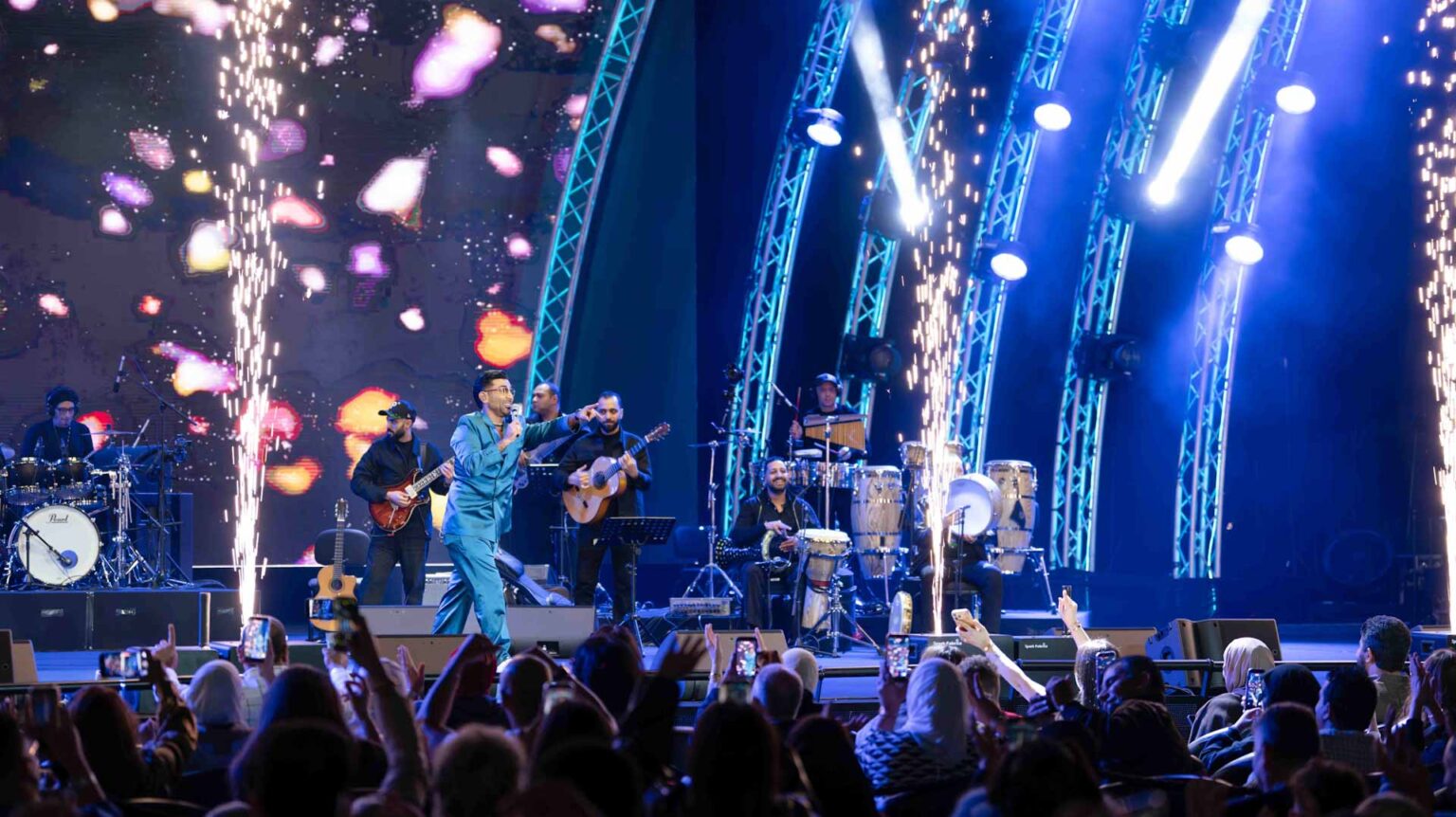 أحمد سعد وسيلاوي يشعلان مسرح المجاز في ليلة رأس السنة الجديدة