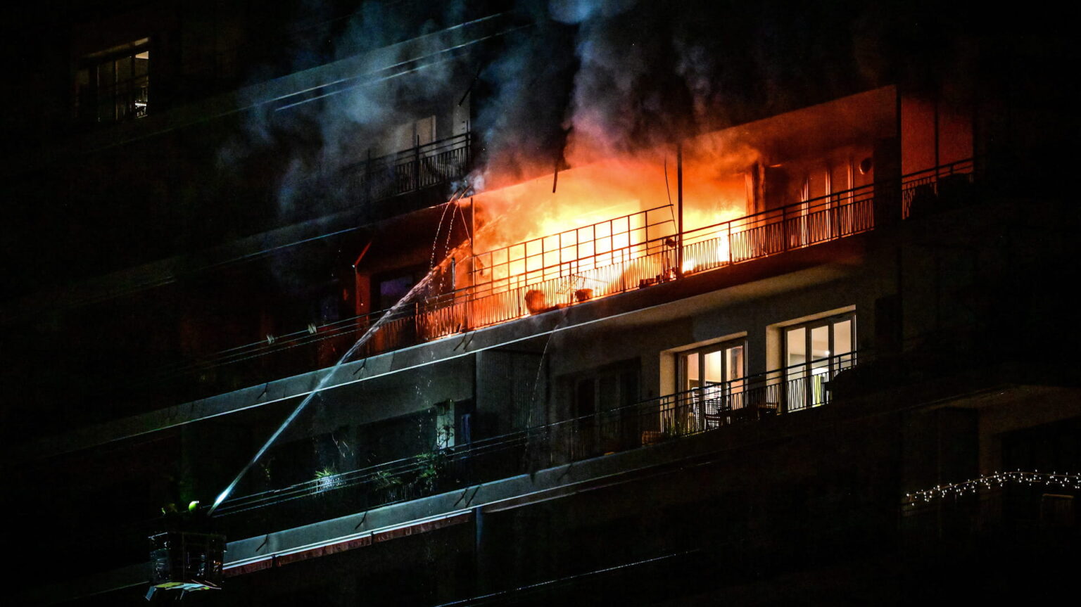 فقدان 5 أشخاص ونجاة 8 بعد حريق اندلع في مصنع أغذية بوسط اليونان