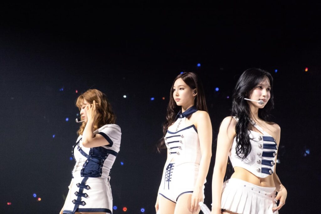 LA Day 1 - صور مع عدة أعضاء