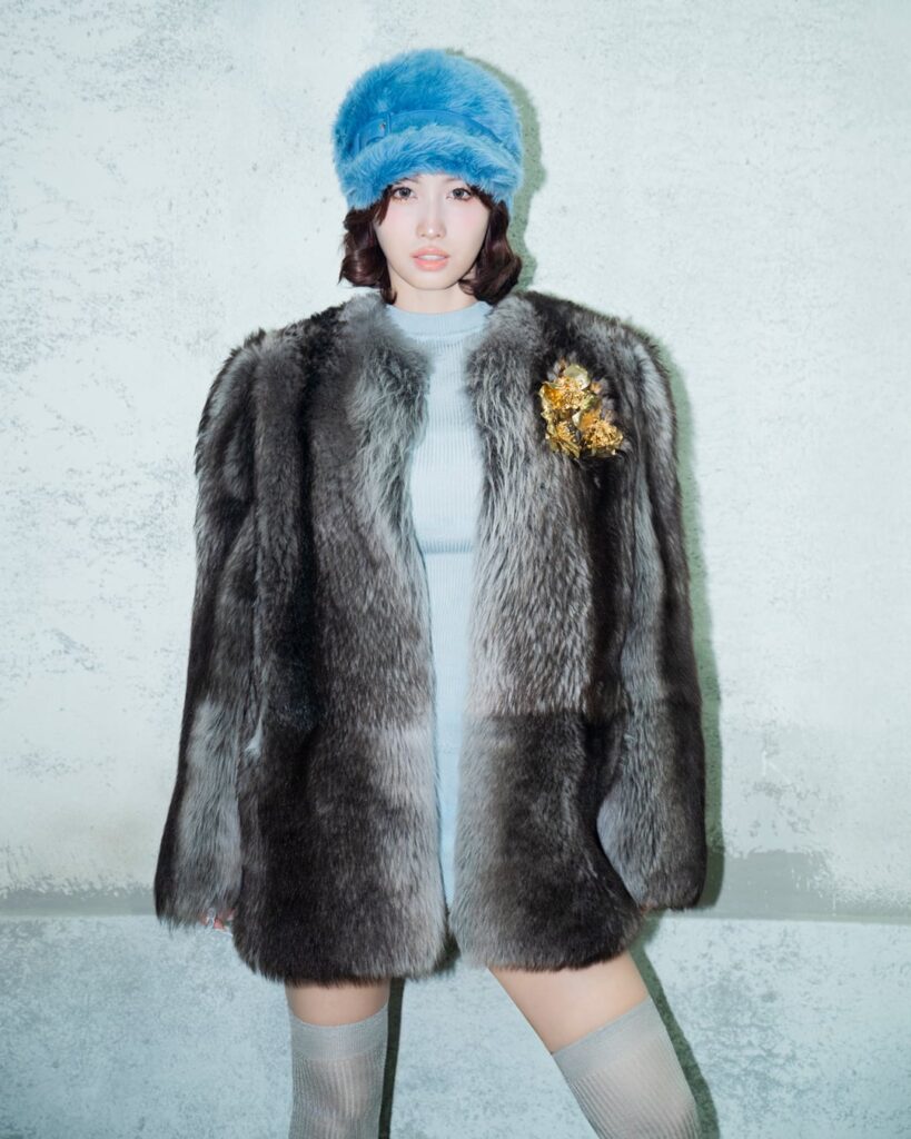 260116 تحديث تويتر Miu Miu Japan - #MOMO ترتدي Miu Miu في الفيديو الموسيقي لـ "Confetti" لفرقة #MISAMO. إنها تظهر مظهرًا مخصصًا لـ #Miu Miu، يتميز بمجموعة زرقاء فاتحة ناعمة وقبعة من الفرو البيئي تضيف لمسة عصرية.