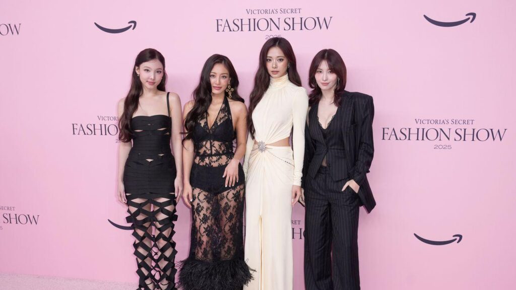260107 تحديث موقع Teen Vogue - حملة TWICE's Victoria's Secret PINK Valentine Day تكشف النقاب عن حمالة صدر جديدة