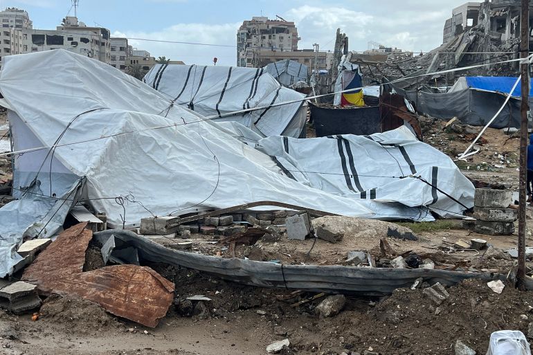 -الرياح العاتية تقتلع آخر ما تبقّى من الأمان فوق رؤوس النازحين في غزة.