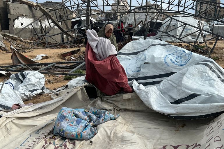 سندس الدعاليس: هذه المرة الثالثة التي تسقط فيها الخيمة علينا… فراشنا غارق بالماء، نمنا بلا أغطية، ولم نتلقَّ أي مساعدة.